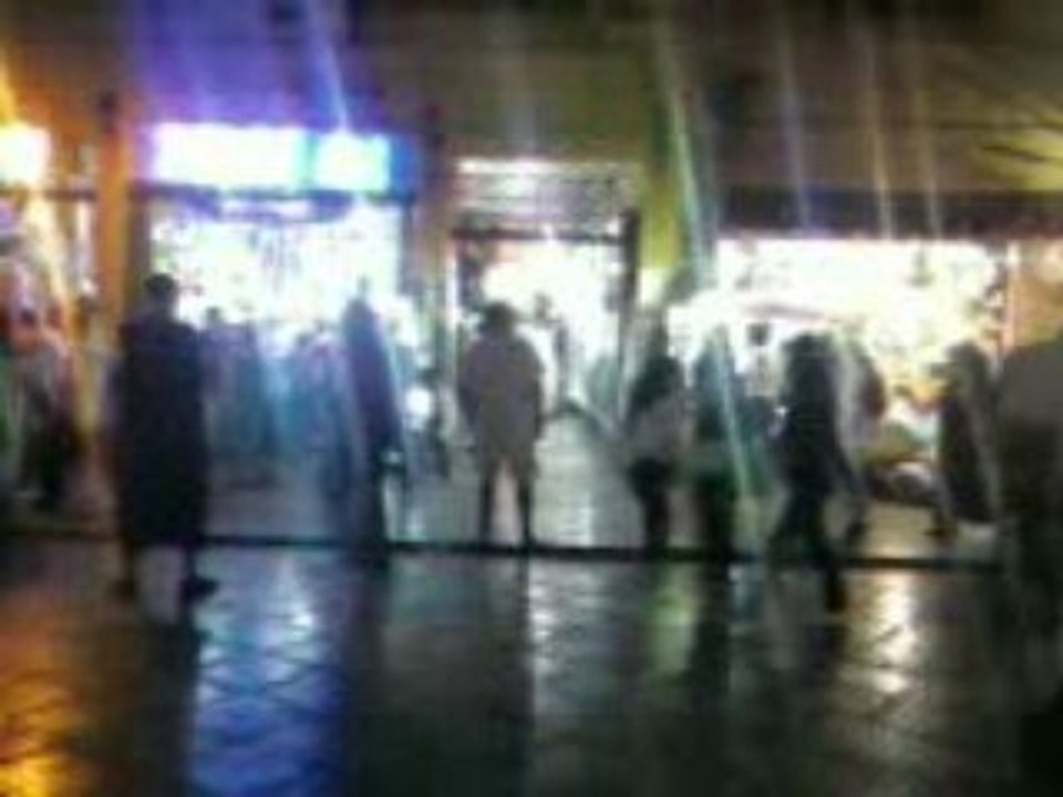 Marrakesh, une rue commerçante la nuit (07/2008)