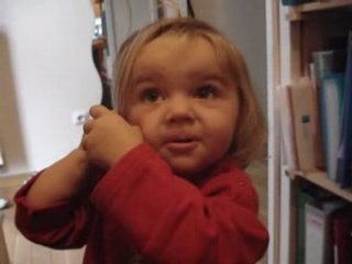 Eline au téléphone