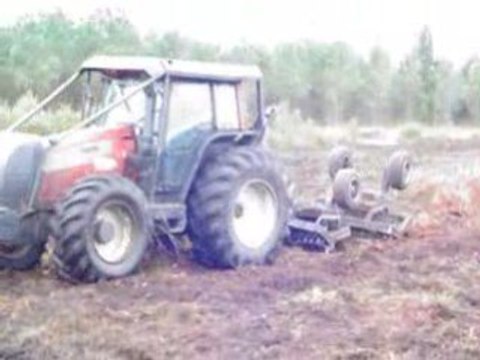 Tracteur valtra au débrousalige fôret de landes video2
