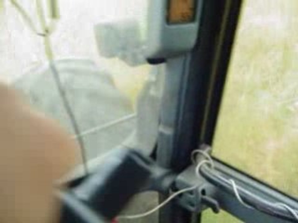 Tracteur valtra au débroussaillages fôret de landes video7