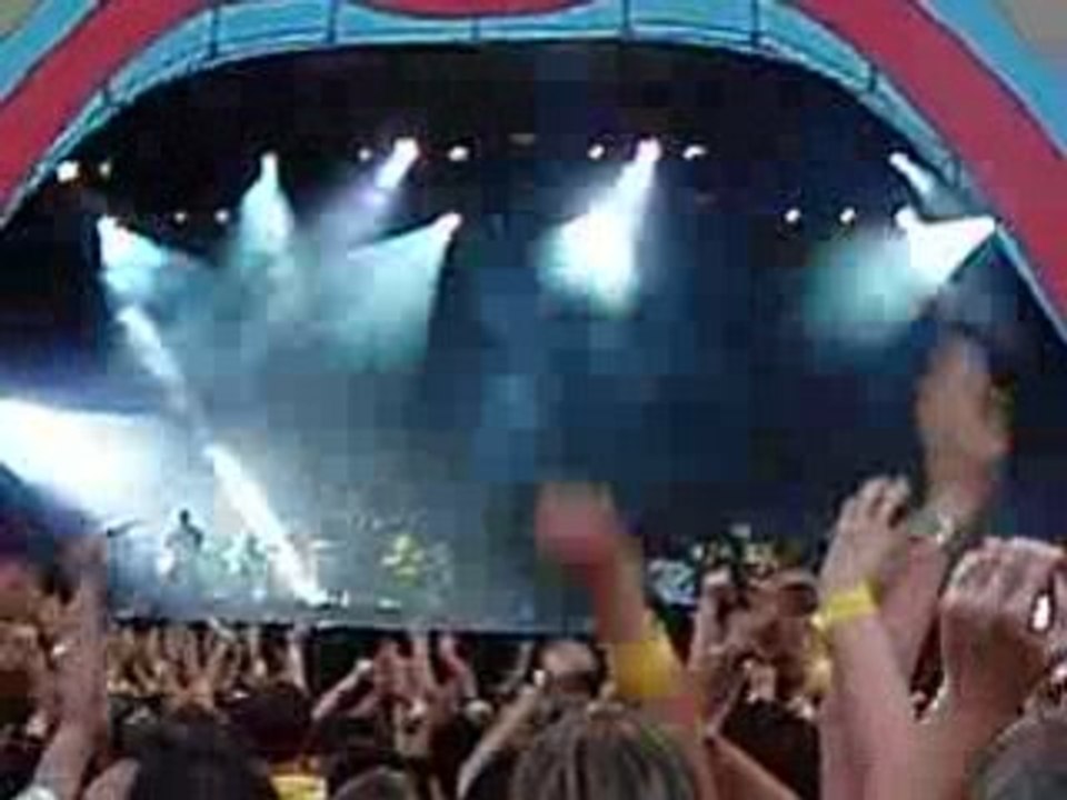 Arrivée de Mika sur la scène du Parc des Princes