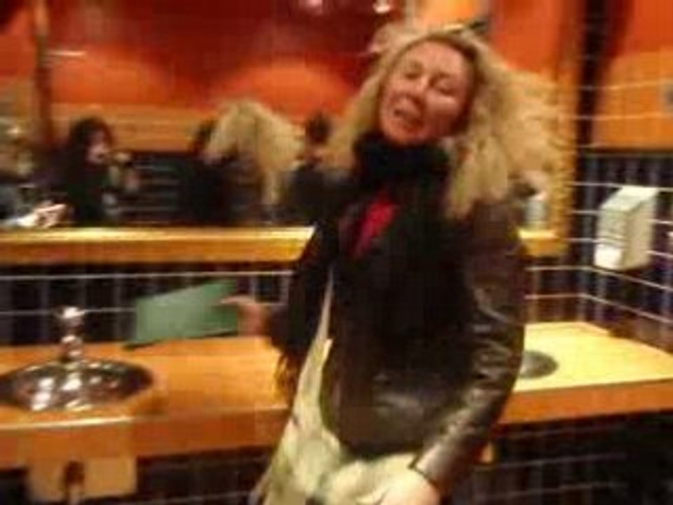 Anne-So' et Ben in the toilettes