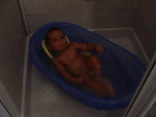 Sacha dans le bain le 29 09 2008