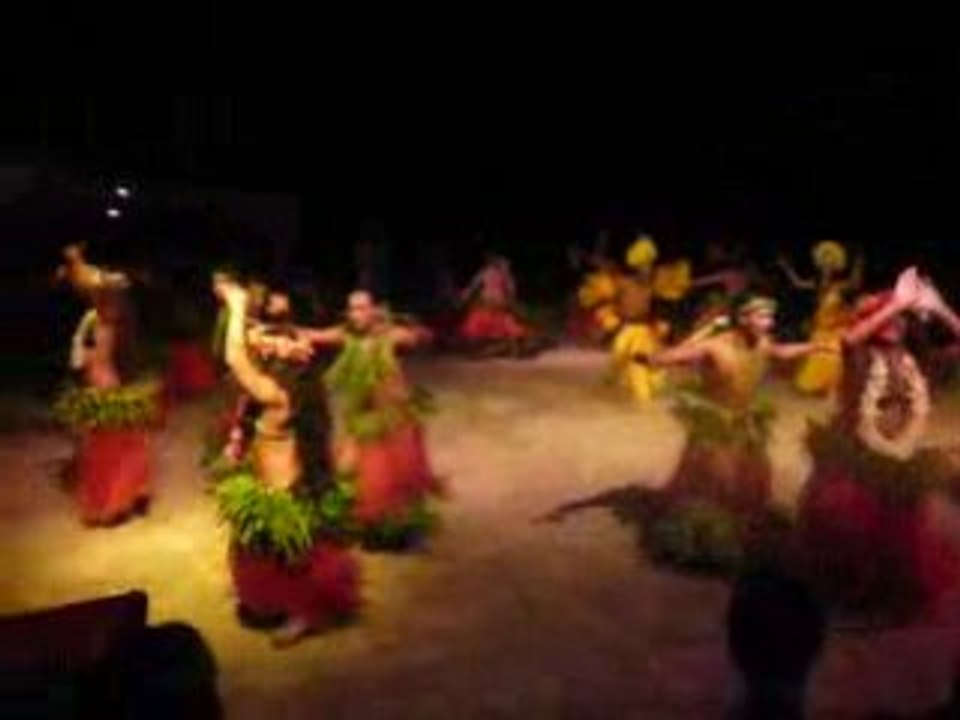 danse au Tiki village à Moorea