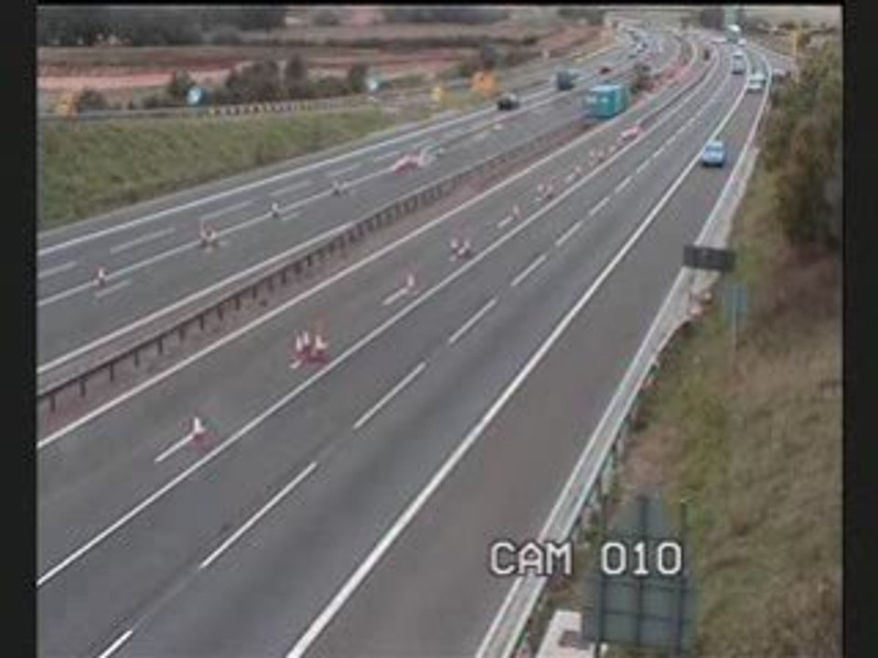 Un camion double une voiture