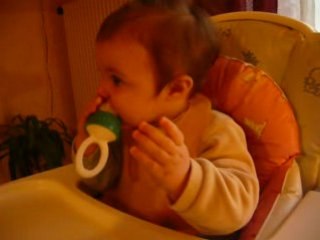 Luna mange des biscuits avec la machouillette de Tata