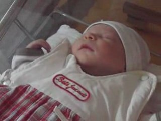 Hugo dans son berceau