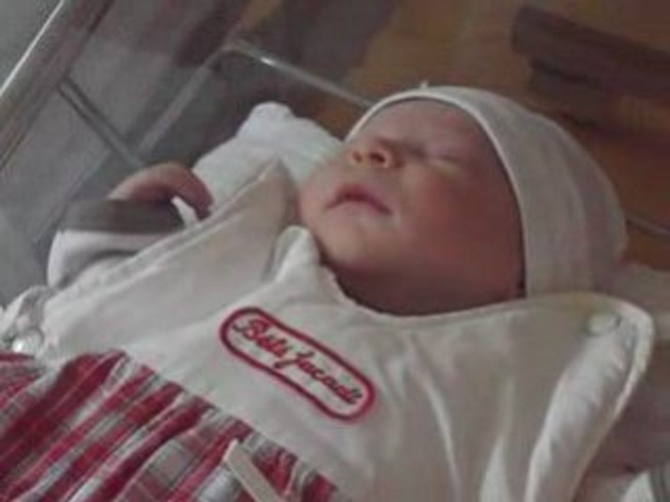 Hugo dans son berceau