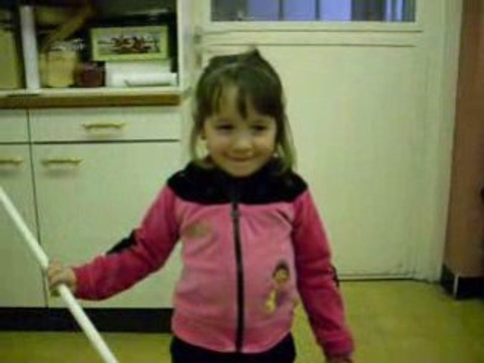 Laly qui fait la majorette