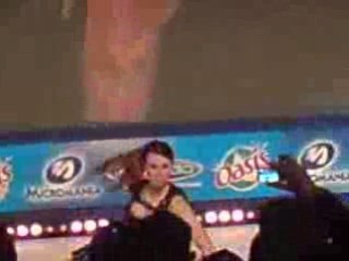 MGS 08 - Lara Croft se Lache sur scène