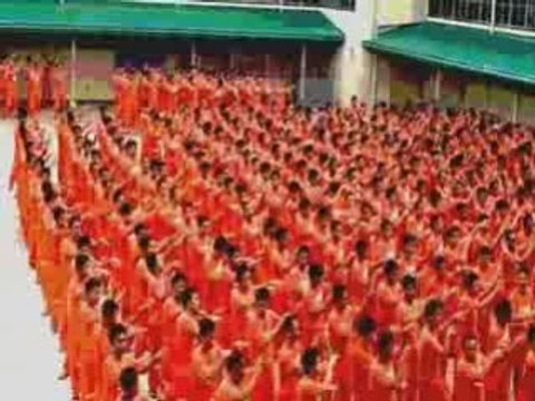 incroyable des tueurs dansent Thriller parmi les prisonnier