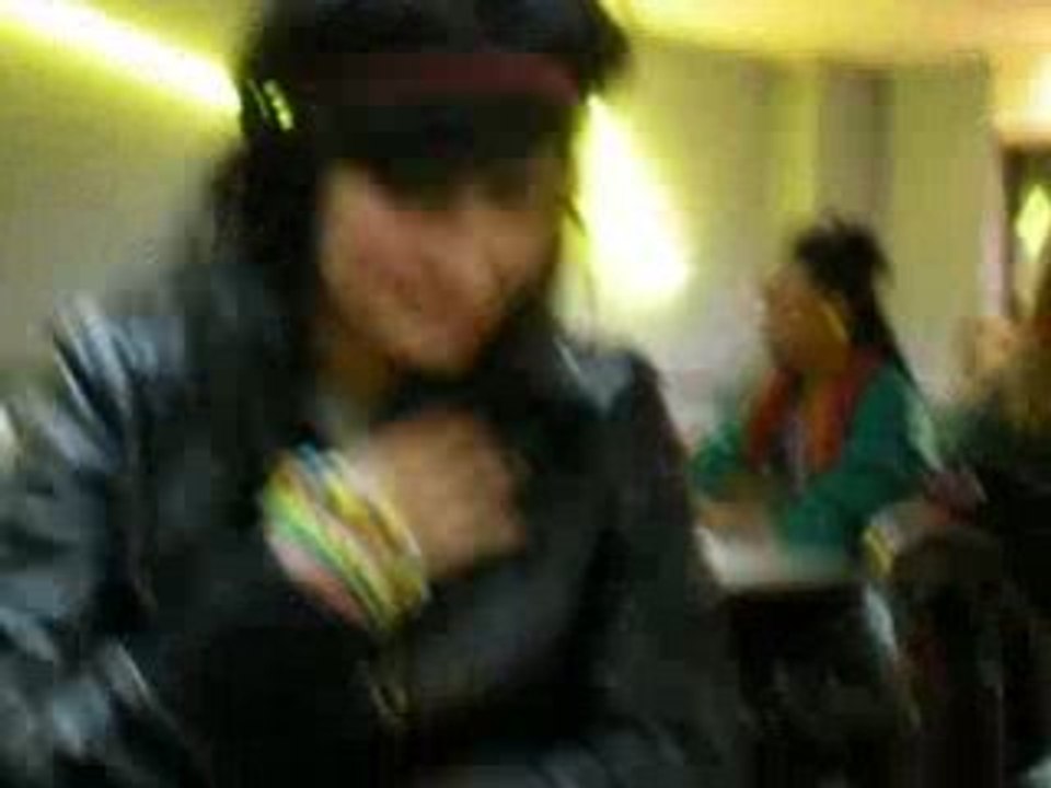 Kelly vomie au Mcdo O.O