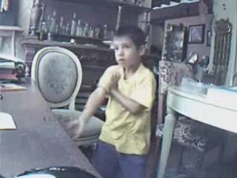 Ptit Frere En Mode Tecktonik Il se Debrouille =D