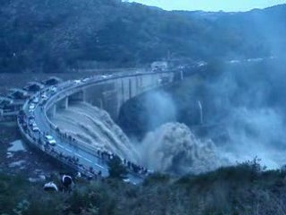 Loire en crue barrage de grangent novembre 2008