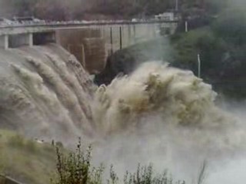Crue de la loire barrage de grangent 02 11 2008