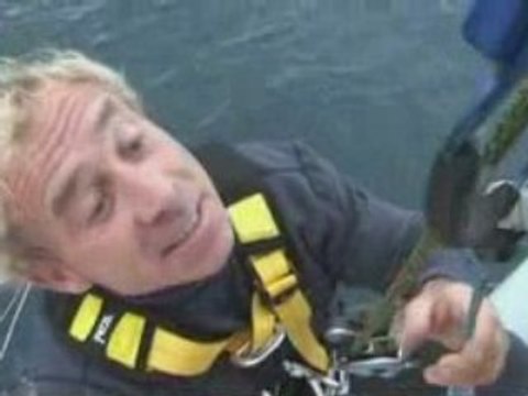 Roland Jourdain escalade le mât de Veolia Environnement