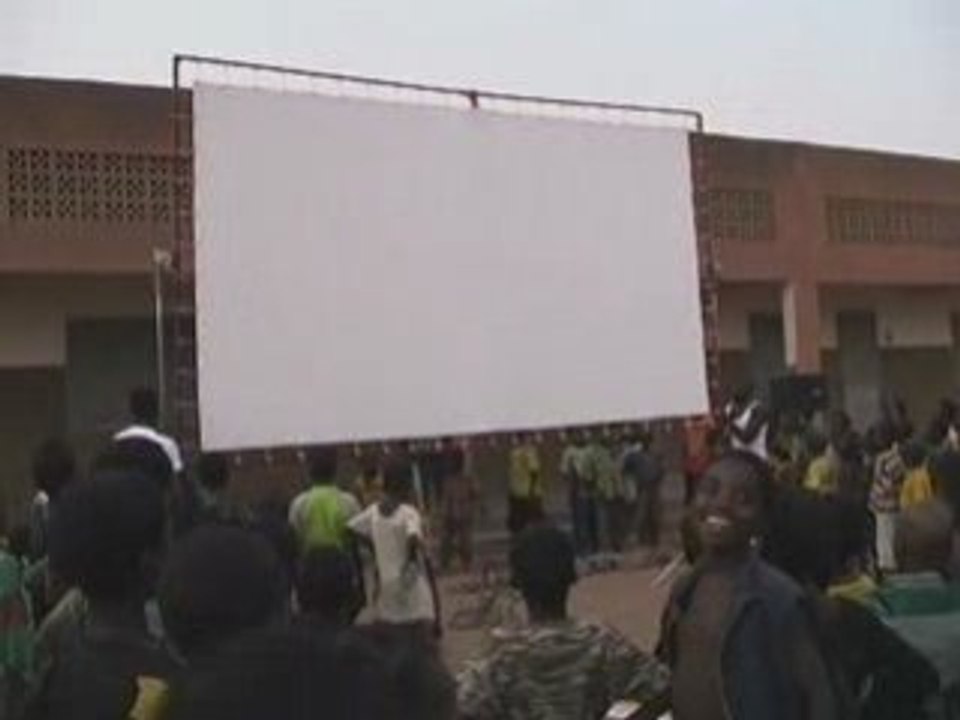 UNE SÉANCE DE CINÉMA NUMÉRIQUE AMBULANT