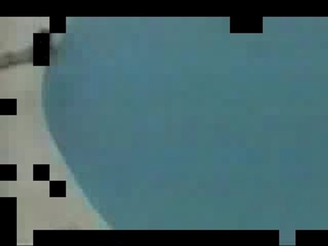 BEBE REGIS SAUTE DANS LA PISCINE