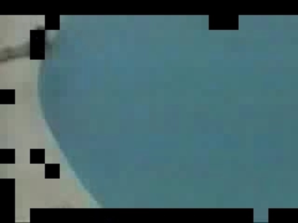 BEBE REGIS SAUTE DANS LA PISCINE