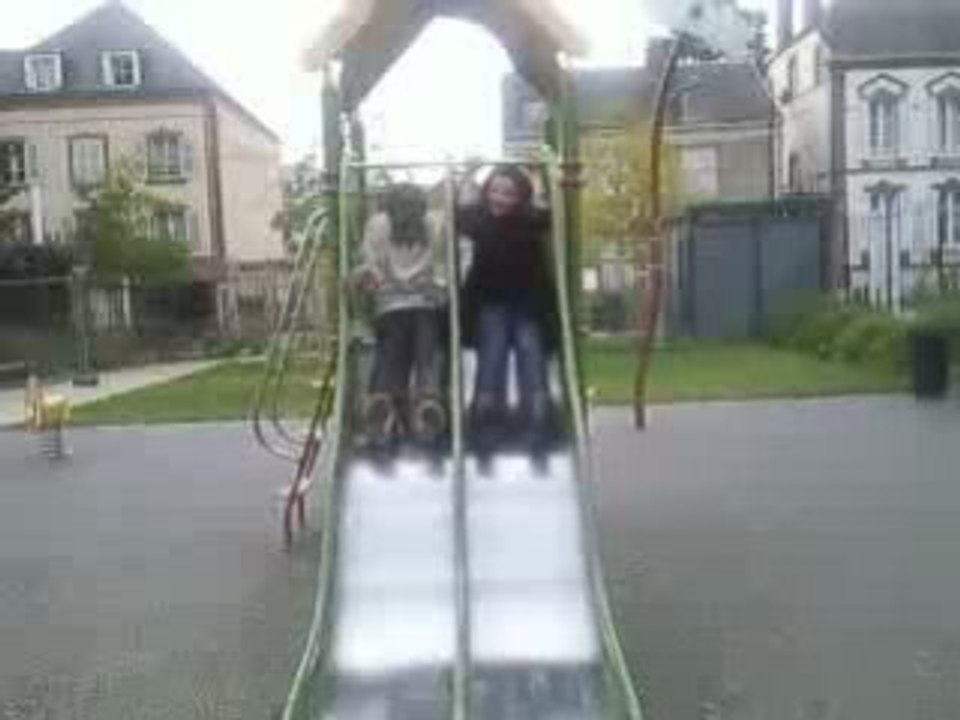 Nephtalie contre Manon en course de tobogan ! xD