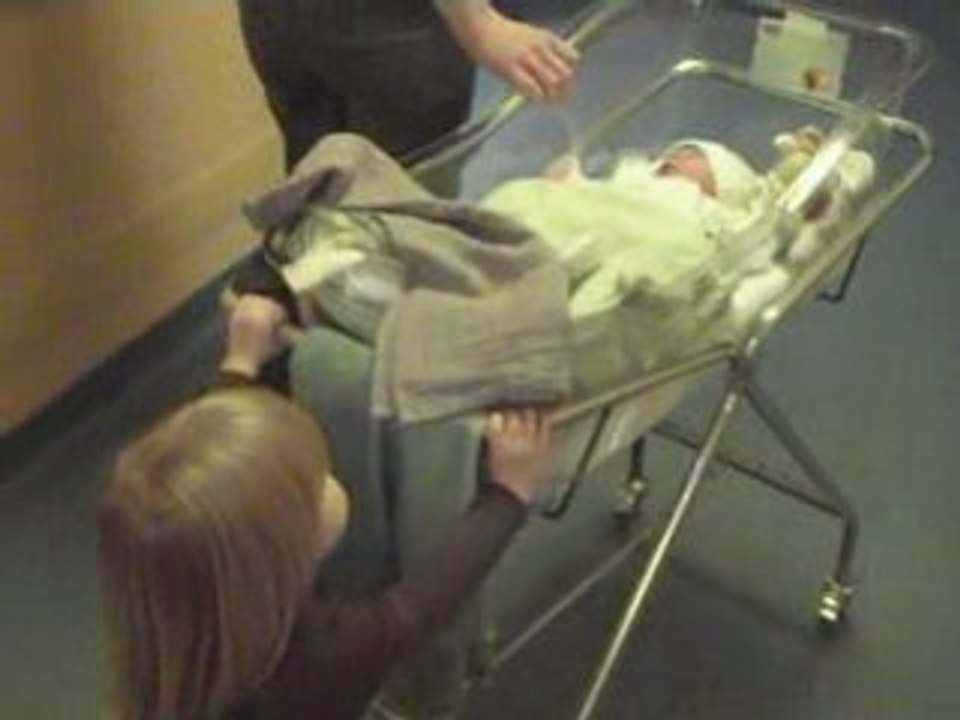 Margot promène Hugo dans son berceau