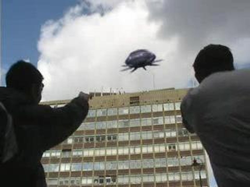 les envahisseurs  nous attaquent !