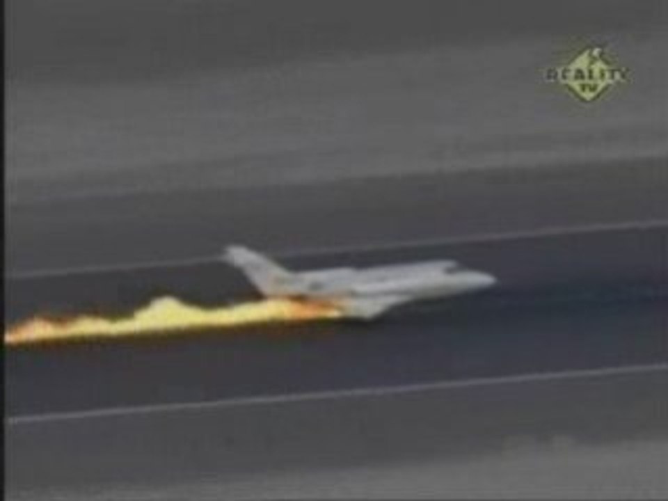 Un Jet qui n'a plus de train d'atterissage !!!