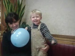 aliya joue au ballon