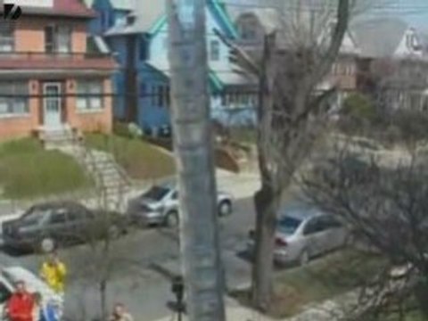 Guy Balances 76 Glasses on Chin