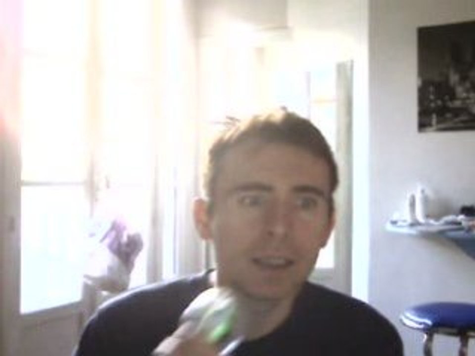 Wiwi égratigne "Chanter"