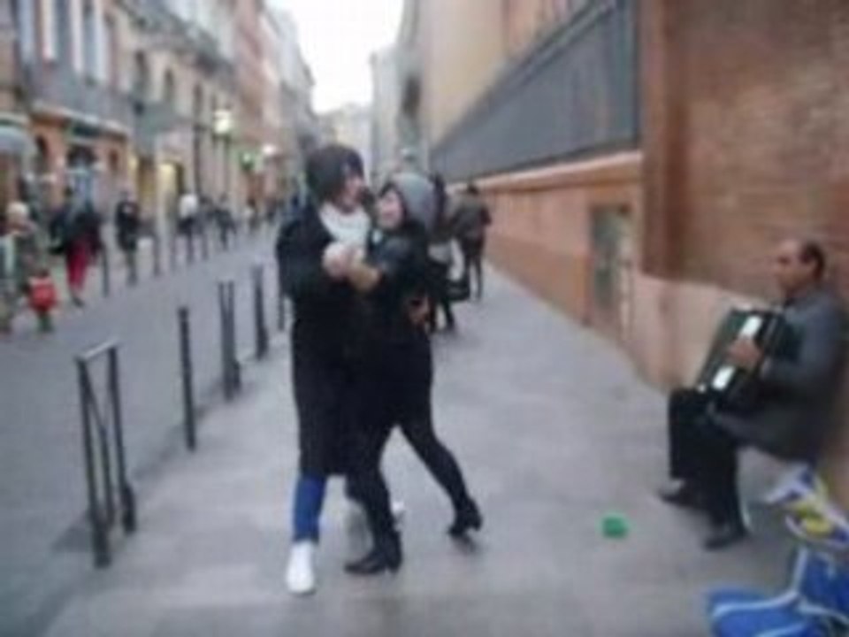 Loreine et bewitchboy gère sur le dancefloor