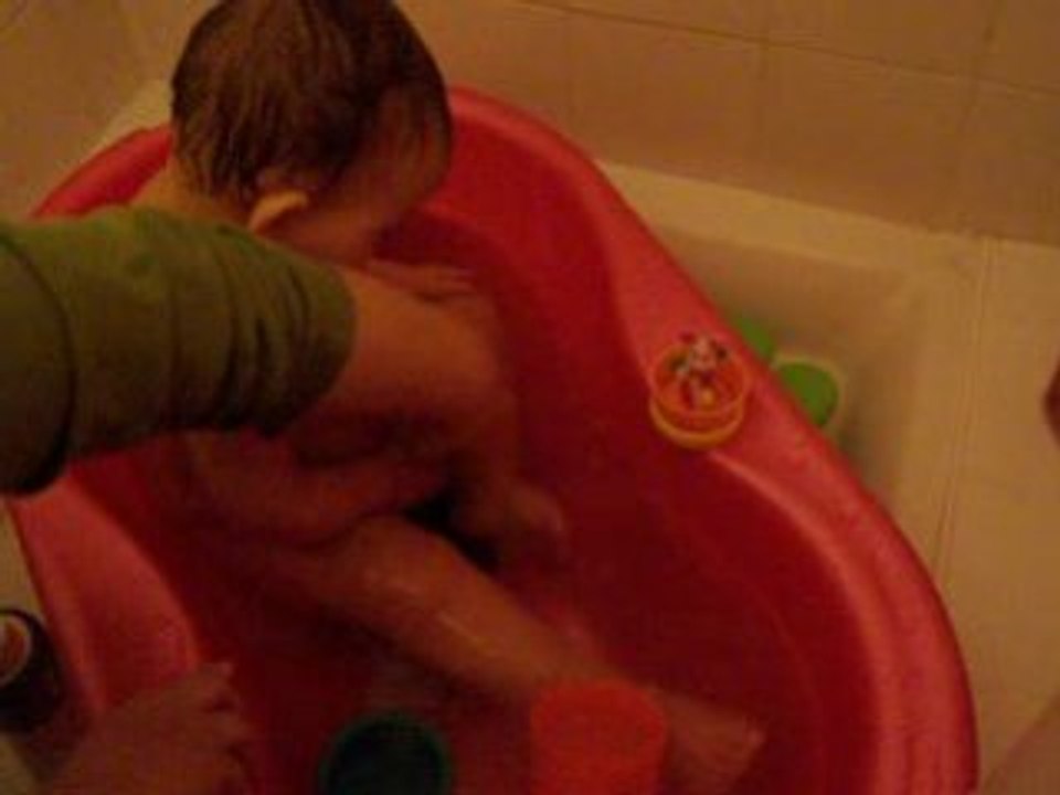 Zoé dans sa baignoire