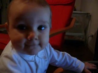 Arthur se leve et fais de l'ordi