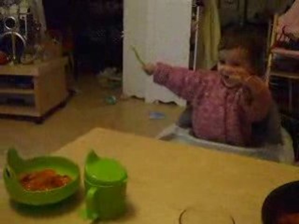 Liee et son miam qui arrive ...