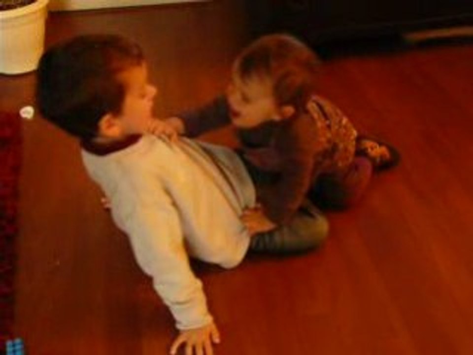 Elise fait des câlins à Axel