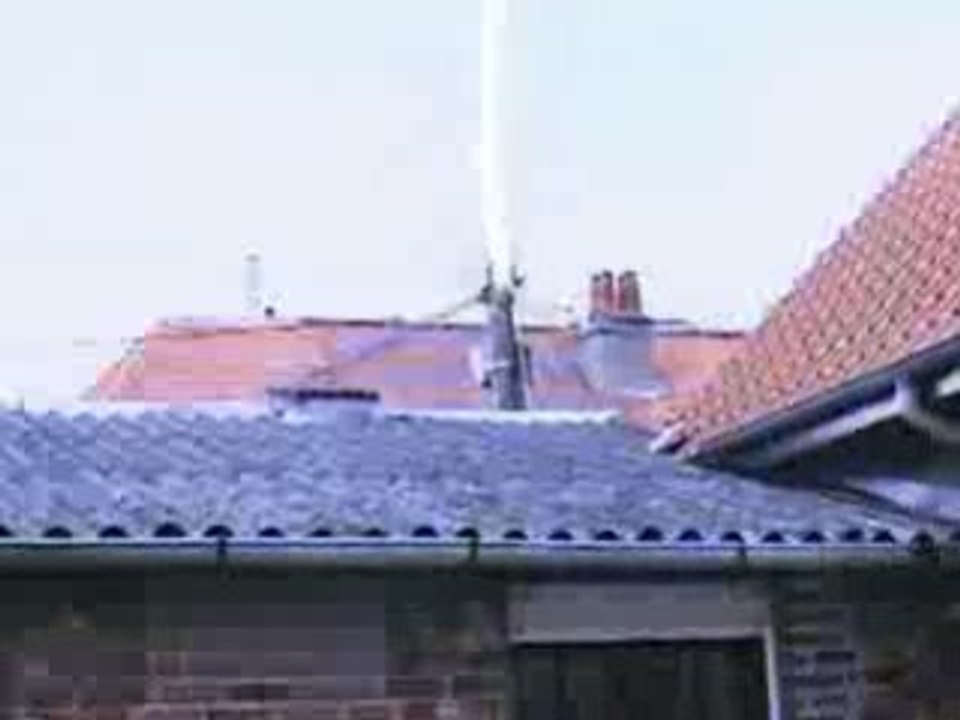 Un éclair surréaliste explose une porte