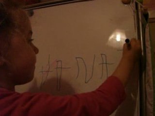 hanaé écrit son prénom pour la première fois