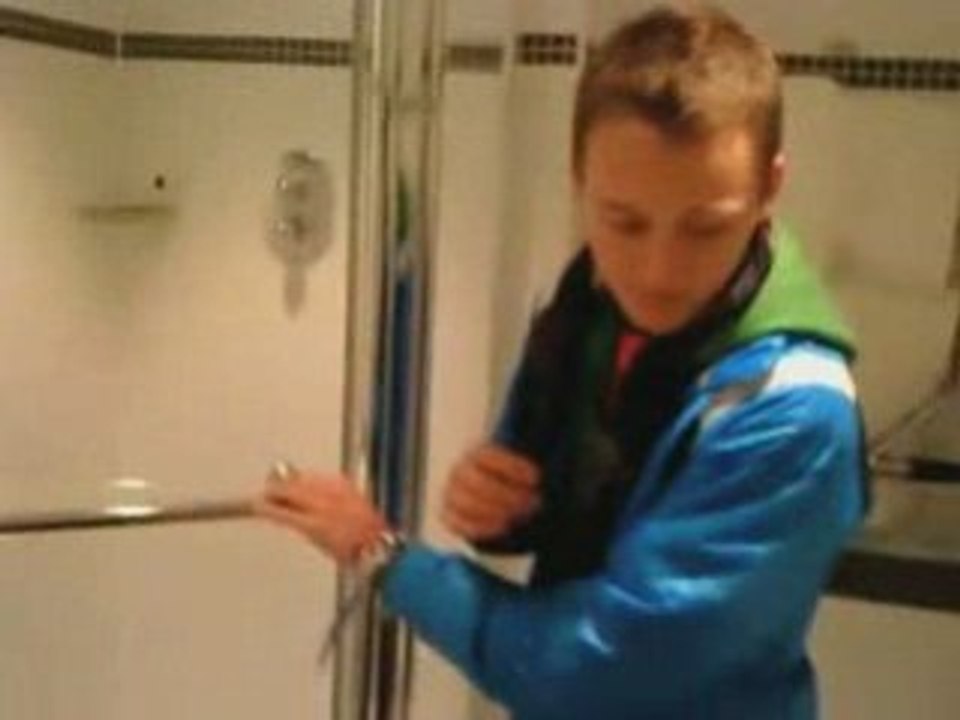 Fanwalk goes Cribs: Youri's showing off his five star suite
