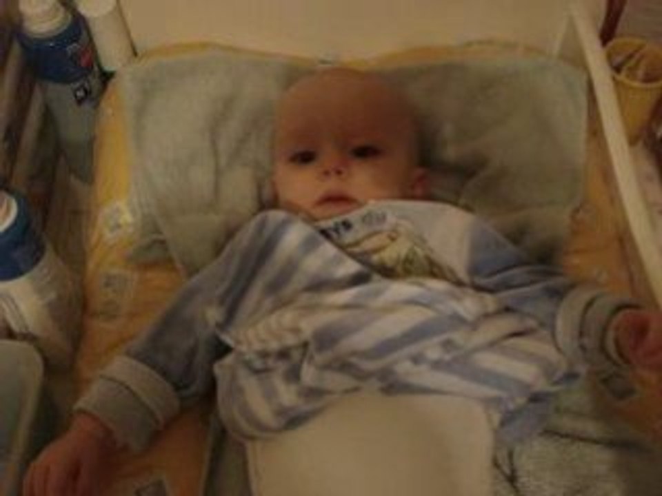 Léo fait "coucou"