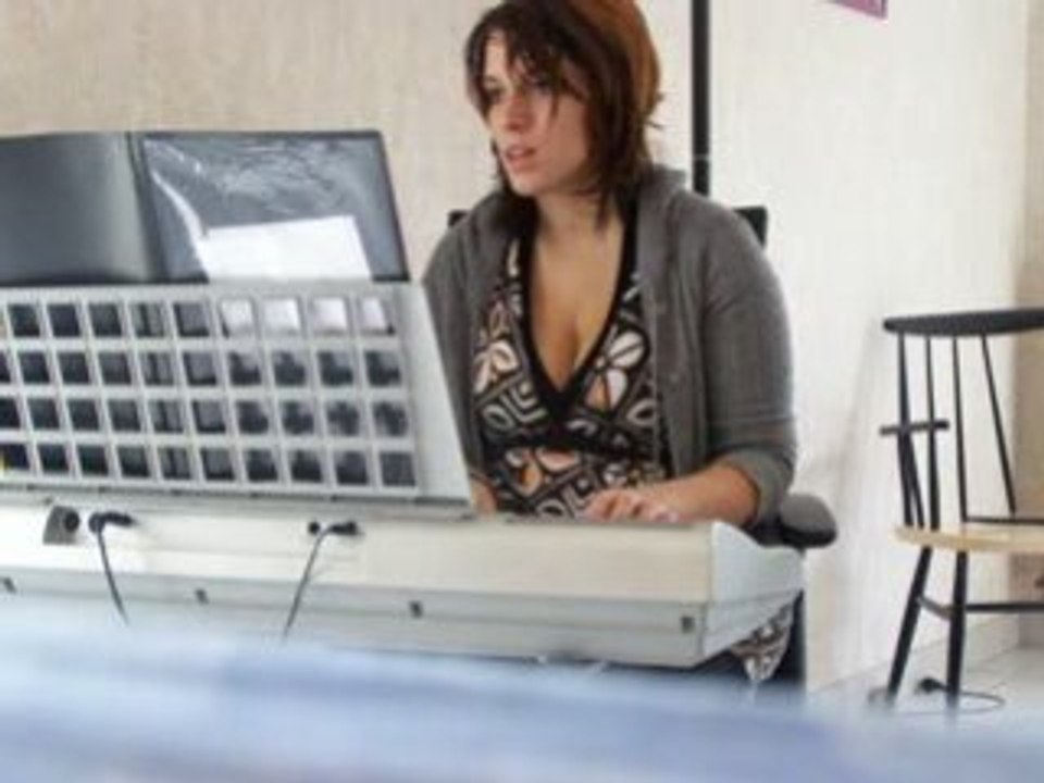 moi a jouer 4 mots sur un piano