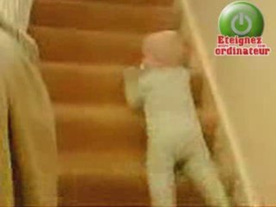 Bébé descend les escaliers