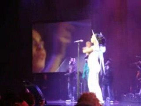 Alicia Keys - You Don't Know My Name (Nantes 31/10/08)