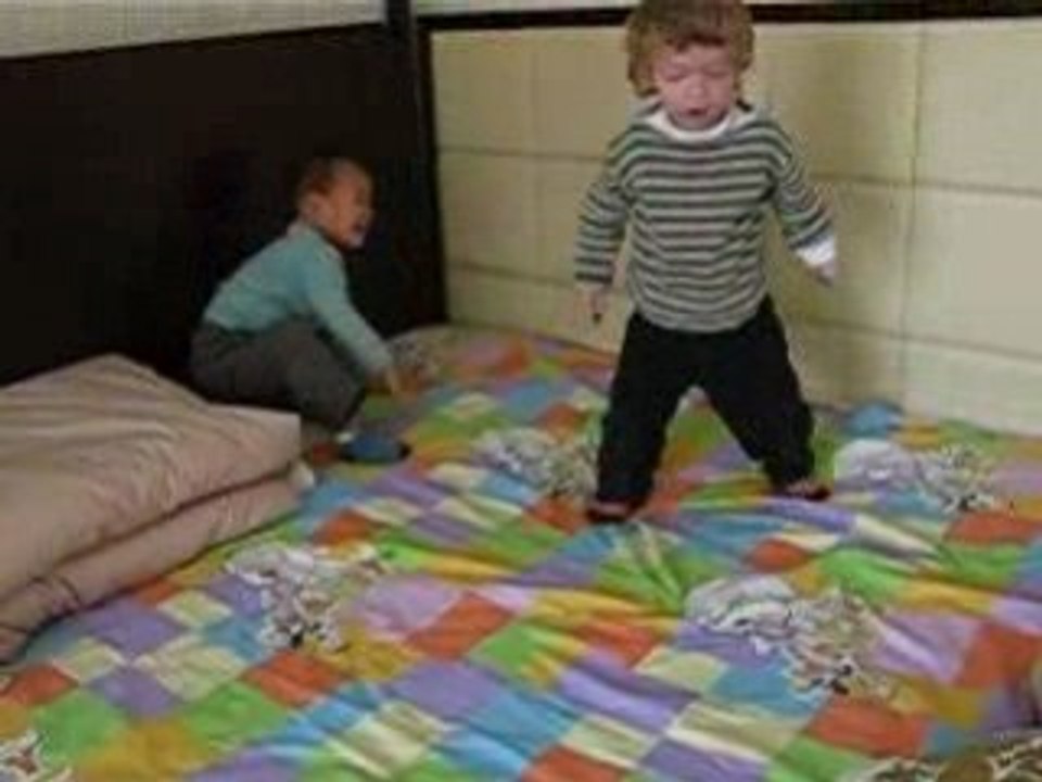 Théo et Pipi dansent sur le lit