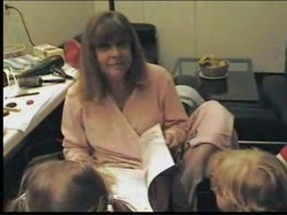 chantal goya dans sa loge avec son petit fan.