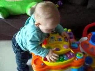 Thomas et sa table d'éveil