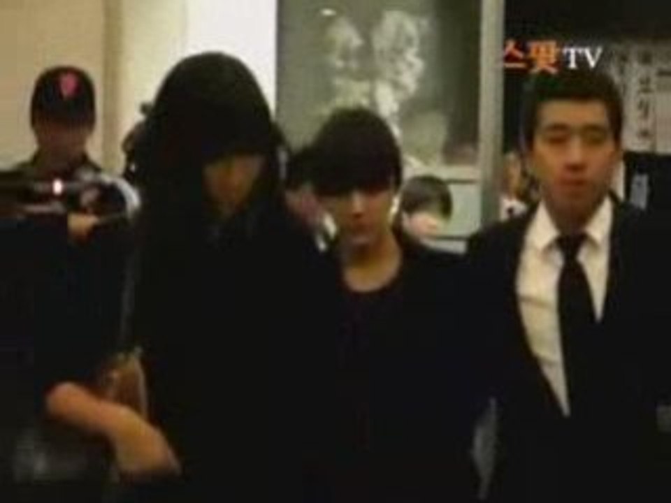 Yoon Eun Hye attends Choi Jin Shil Funeral Enterrement