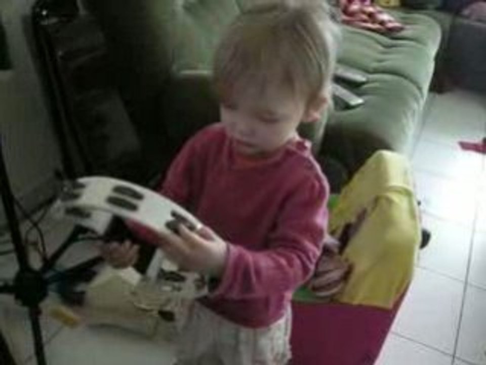 Mathilde tambourine lol
