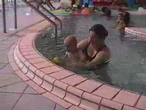 A la piscine avec maman