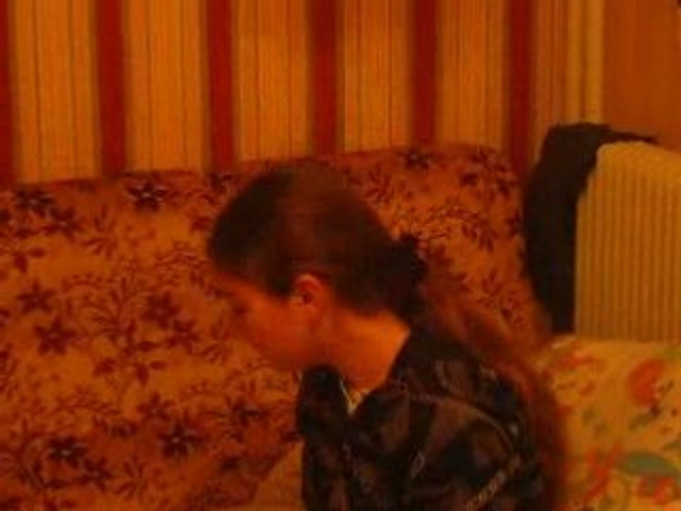 alison qui lance gato et qui tombe dans sa bouche . mdr