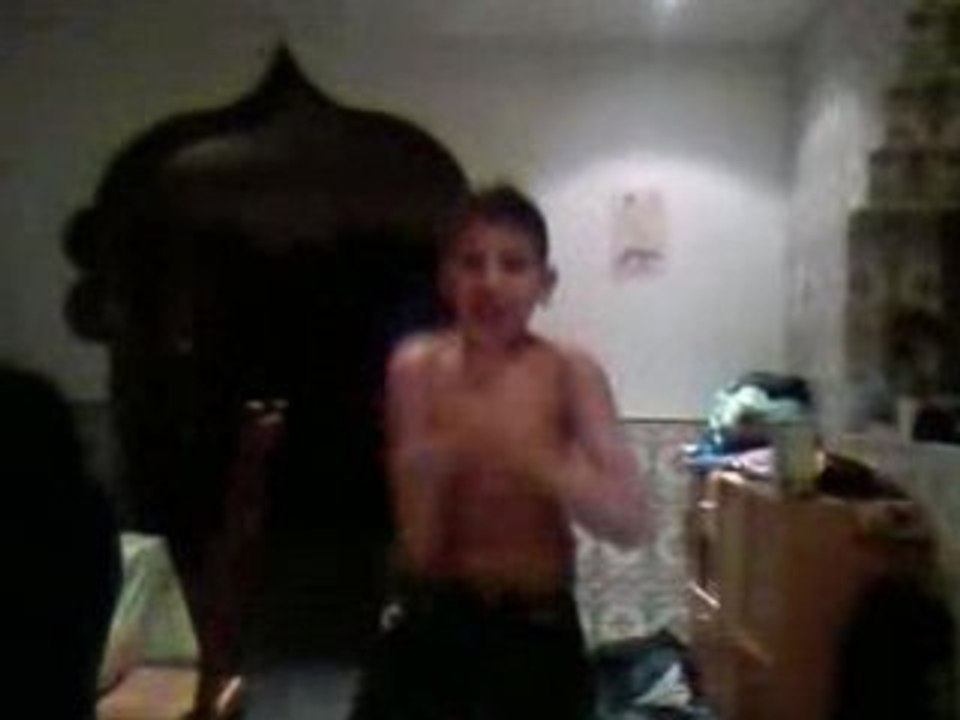 regis fait de la tecktonik mais...